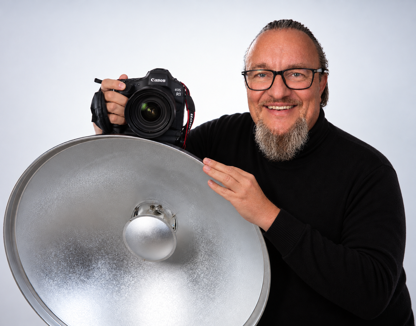 Mike Vogl with camera and reflector